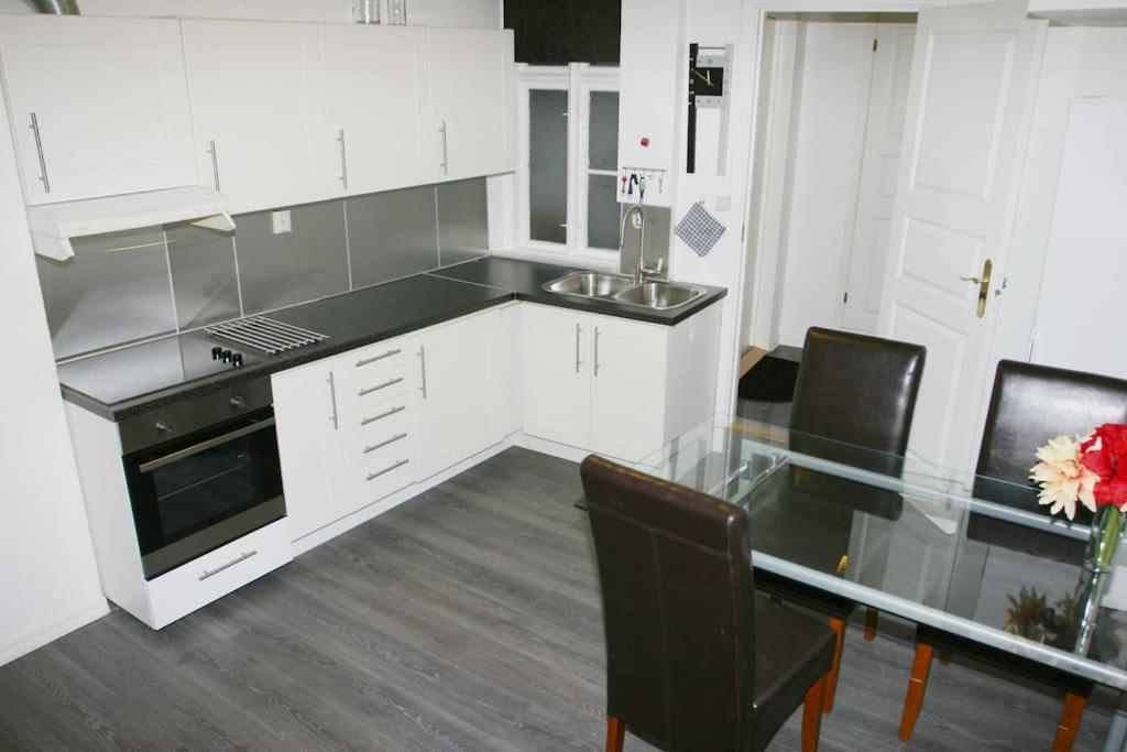 3 Bedroom - Perfect Location - Harbour-train-bus-citycenter Apartment