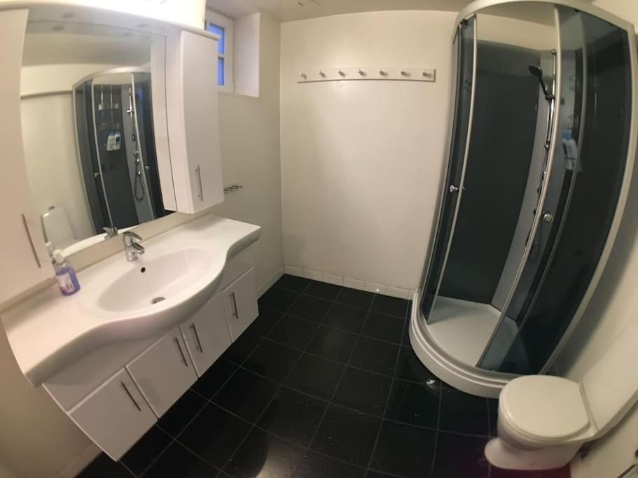 3 Bedroom - Perfect Location - Harbour-train-bus-citycenter Apartment *